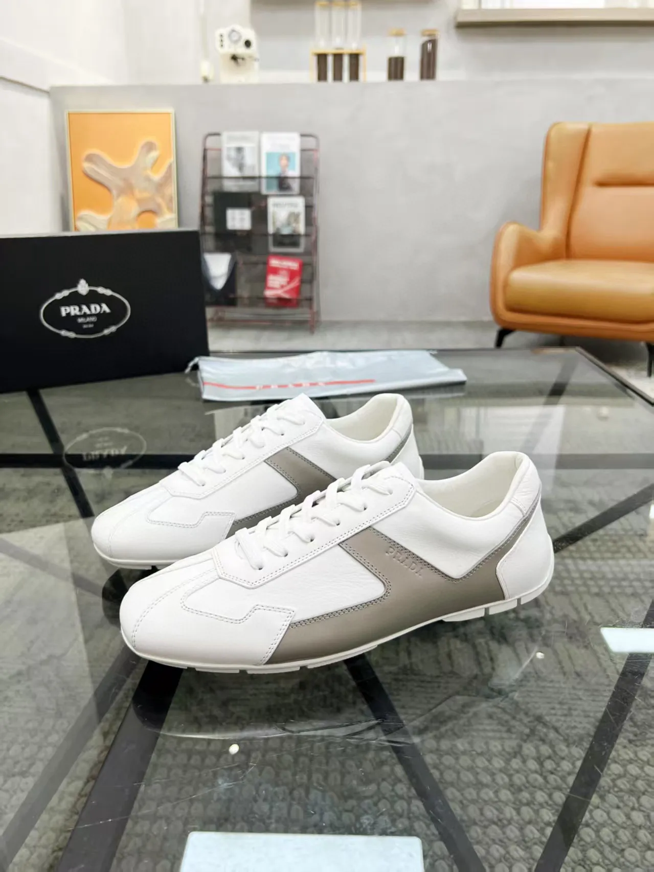 Factory price: 420💰Prada new men's leather sports shoes, the highest version on the market, any comparison is welcome🆚! The original leather has excellent texture and is super high-end! Fetal sheep net lining imported from Italy, removable pad! Luxurious materials and fine workmanship, highly recommended! Code number: 38-44, customized 45
